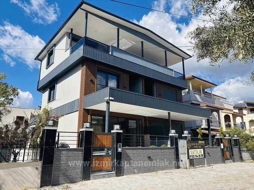 İzmir Seferihisar Ürkmez’de Denize 50M Ultra Lüks Akıllı Ev Sistemli 3+1 Yazlık 