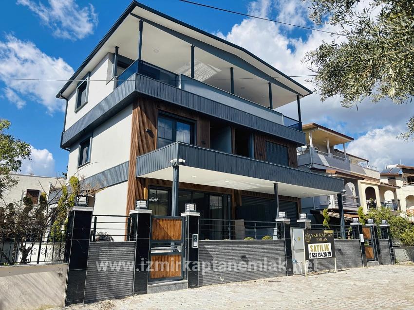 Seferihisar Ürkmez Mersin Alanı Mah. Satılık 3+1 Yazlık - 177 m²