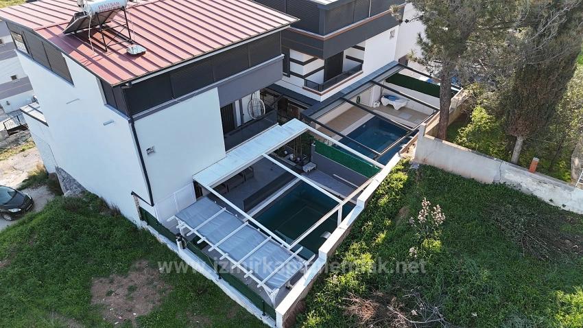İzmir Seferihisar Cumhuriyet Mahallesi’nde Havuzlu Full Eşyalı 3+1 Satılık Villa