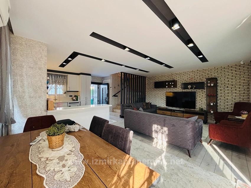 İzmir Seferihisar Cumhuriyet Mahallesi’nde Havuzlu 3+1 Satılık Villa