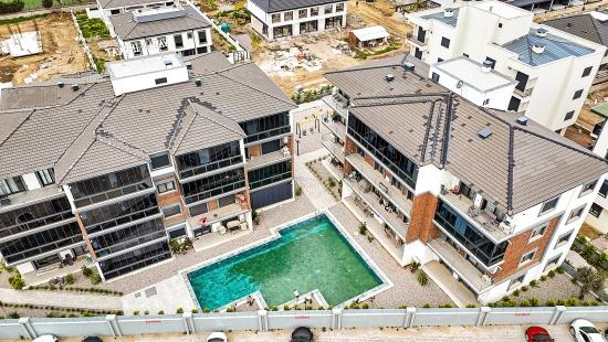 İzmir Seferihisar Çolakibrahim Bey Mahallesi’nde Havuzlu Güvenlik Kameralı Site İçerisinde