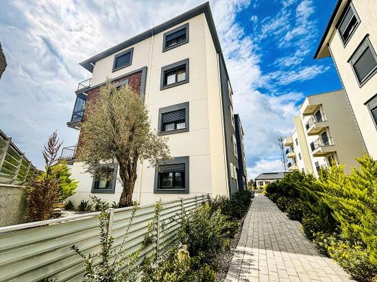 İzmir Seferihisar Çolakibrahim Bey Mahallesi’nde Havuzlu Güvenlik Kameralı Site İçerisinde