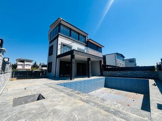 İzmir Seferihisar Cumhuriyet Mahallesi’nde 3+1 Havuzlu Satılık Müstakil Villa