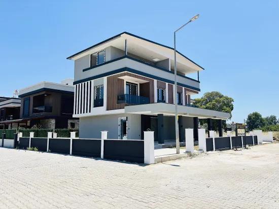 İzmir Seferihisar Cumhuriyet Mahallesi’nde Geniş Bahçeli 3+1 Satılık İkiz Villa