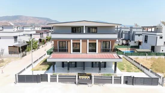 İzmir Seferihisar Cumhuriyet Mahallesi’nde Geniş Bahçeli 3+1 Satılık İkiz Villa