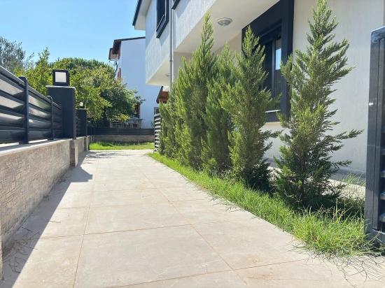 Seferihisar Doğanbey'de Plaja 400 M Mesafede Bahçeli Satılık 4+1 Villa