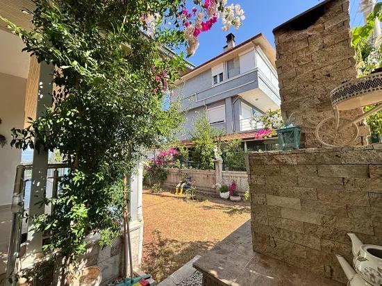 İzmir Seferihisar Cumhuriyet Mahallesi’nde 310 m² İçerisinde satılık 3+1 dubleks villa