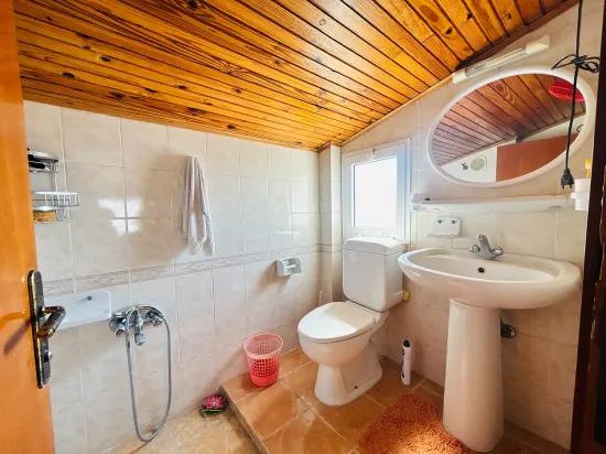 İzmir Seferihisar Tepecik Güneşli Kent Sitesi’nde full deniz manzaralı 4+2 satılık villa