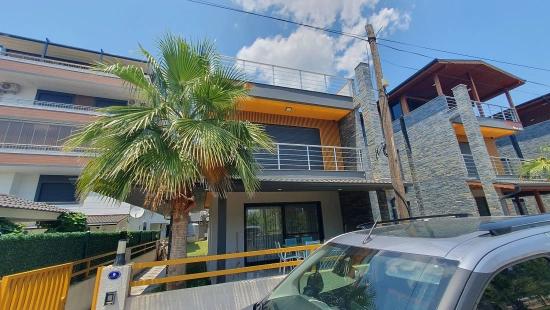 Seferihisar Payamlı'da Deniz Tarafında Havuzlu Bahçeli Satılık 3+1 Villa