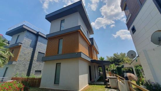Seferihisar Payamlı'da Deniz Tarafında Havuzlu Bahçeli Satılık 3+1 Villa