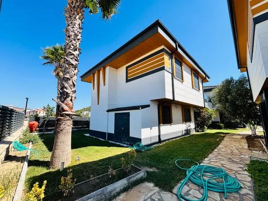 İzmir Seferihisar Cumhuriyet Mahallesi'nde Havuzlu Site İçerisinde 3+1 Satılık Yazlık
