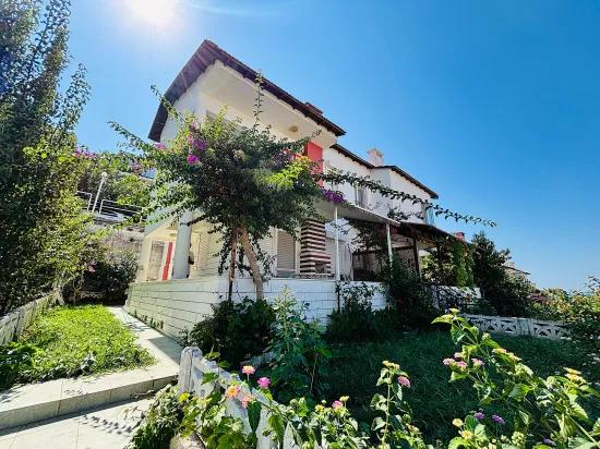 İzmir Seferihisar Atatürk Mahallesi'nde Deniz Manzaralı 2+1 Satılık Villa
