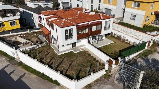 Seferihisar Payamlı Köyü'nde Geniş Bahçeli Sıfır 3+1 Satılık Villa