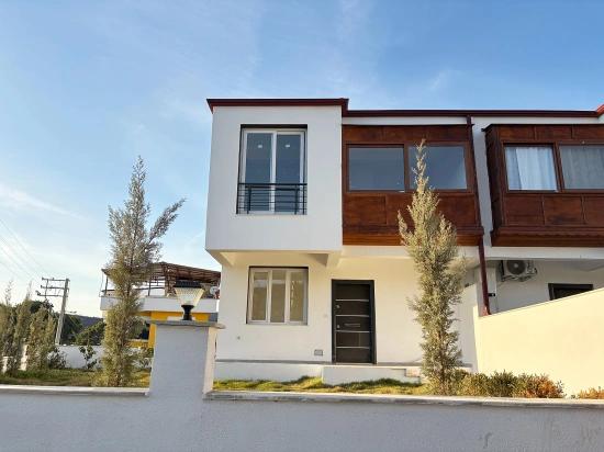 Seferihisar Payamlı Köyü'nde Geniş Bahçeli Sıfır 3+1 Satılık Villa