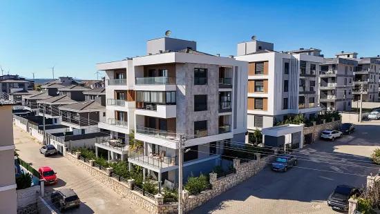 Seferihisar Necat Hepkon Mahallesi’nde Havuzlu Sitede Müstakil Bahçeli Satılık 2+1 Daire