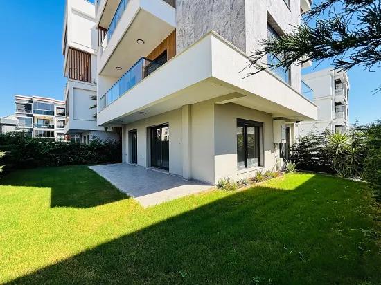 Seferihisar Necat Hepkon Mahallesi’nde Havuzlu Sitede Müstakil Bahçeli Satılık 2+1 Daire