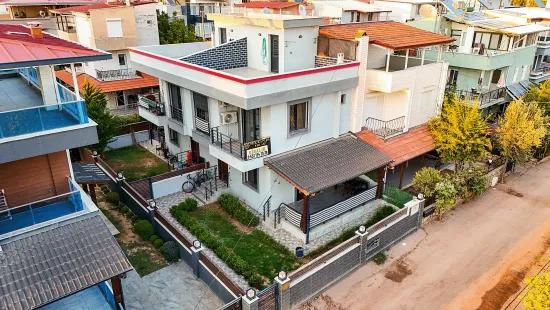 İzmir Seferihisar Payamlı Mahallesi’nde Bahçeli Full Eşyalı 2+1 Kiralık Villa