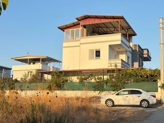 Seferihisar Doğanbey'de Müstakil Otoparklı Bahçeli 4+1 Satılık Tripleks