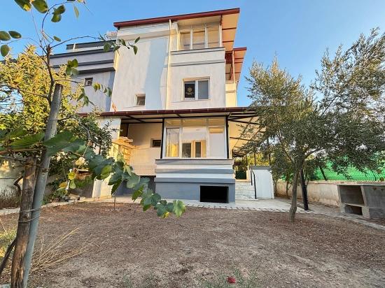 Seferihisar Doğanbey'de Müstakil Otoparklı Bahçeli 4+1 Satılık Tripleks