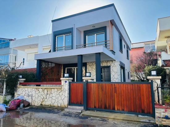 Seferihisar Payamlı Merkezde Müstakil Ferah Yapılı Satılık 3+1 Villa