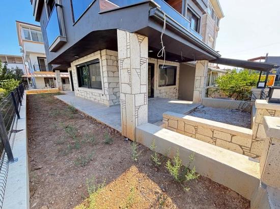 Seferihisar Payamlı Merkezde Geniş Ferah Yapılı Satılık 6+2 Tripleks