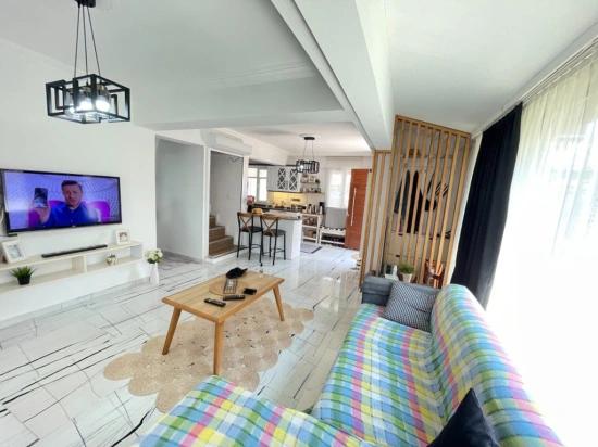 Seferihisar Doğanbey'de Otoparklı Geniş Bahçeli Ferah Satılık 3+1 Villa