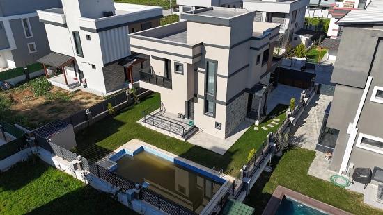 Doğanbeyde 300M2 Brüt Bağımsız Havuzlu Geniş Satılık 3+1 Villa