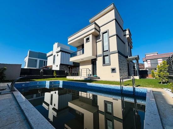 Doğanbeyde 300M2 Brüt Bağımsız Havuzlu Geniş Satılık 3+1 Villa