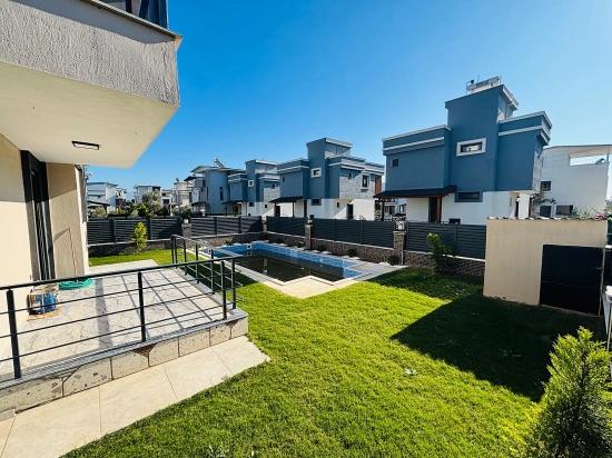 Doğanbeyde 300m2 Brüt Bağımsız Havuzlu Geniş Satılık 3+1 Villa