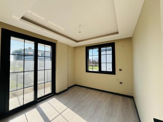 Doğanbeyde 300m2 Brüt Bağımsız Havuzlu Geniş Satılık 3+1 Villa