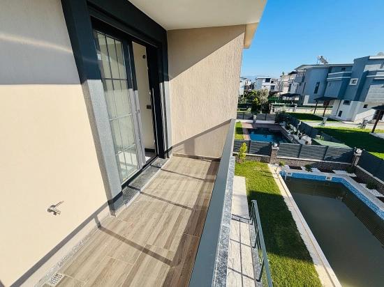 Doğanbeyde 300m2 Brüt Bağımsız Havuzlu Geniş Satılık 3+1 Villa