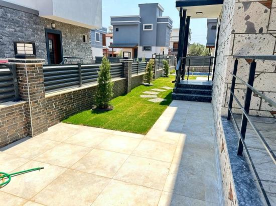 Doğanbeyde 300M2 Brüt Bağımsız Havuzlu Geniş Satılık 3+1 Villa