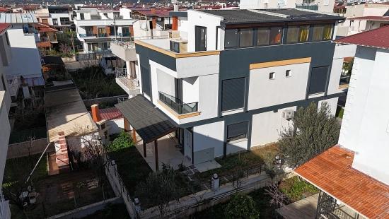 Seferihisar Doğanbey'de Geniş Yapılı Bahçeli 3+1 Satılık Villa