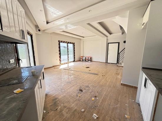 Menderes Özdere Merkezi Konumdabahçeli Ayrı Mutfaklı 3+1 Satılık Villa