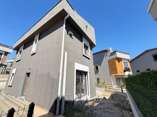 Menderes Özdere'de Müstakil Girişli Ferah Yapılı 3+1 Satılık Villa