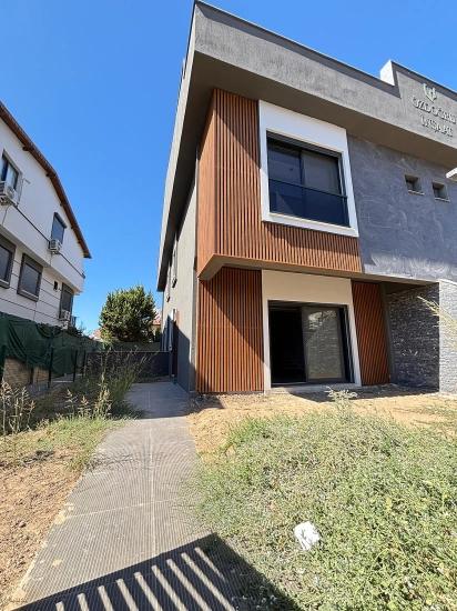 Menderes Özdere'de Plaja 100 M Sıfır Geniş Yapılı Bahçeli 2+1 Satılık Villa