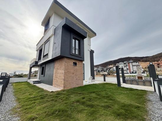 İzmir Seferihisar Doğanbey'de Müstakil Geniş Bahçeli Ultra Lüks 4+1 Tripleks Villa