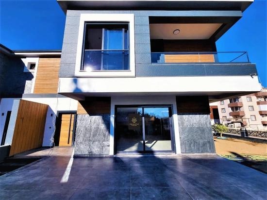 İzmir Seferihisar Camikebir'de Satılık Geniş Bahçeli Ultra Lüks 3+1 Villa