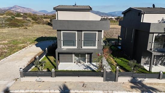 İzmir Seferihisar Atatürk Mahallesi’nde  Denize Sıfır Müstakil Tapulu 3+1 Tripleks Villa
