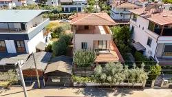 Seferihisar Doğanbey Cumhuriyet Mah. Satılık 4+1 Yazlık - 160 m²