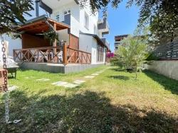 Seferihisar Doğanbey'de Otoparklı Geniş Bahçeli Ferah Satılık 3+1 Villa