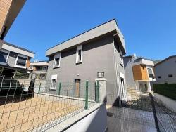 Menderes Özdere'de Müstakil Girişli Ferah Yapılı 3+1 Satılık Villa