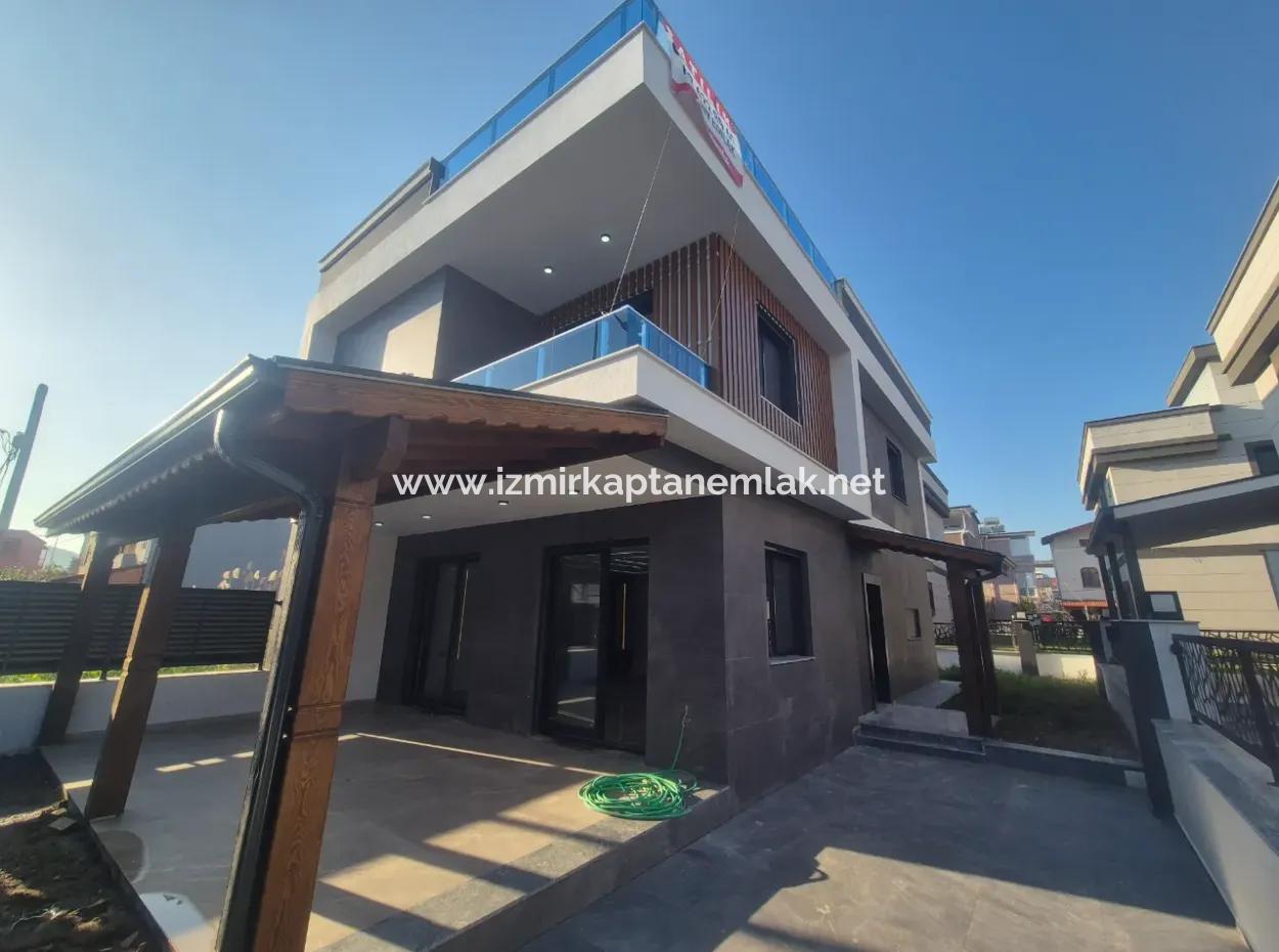 İzmir Seferihisar Payamlı Mah.de 3+1 Denize 400 Mt Ultra Lüks Satılık Yazlık