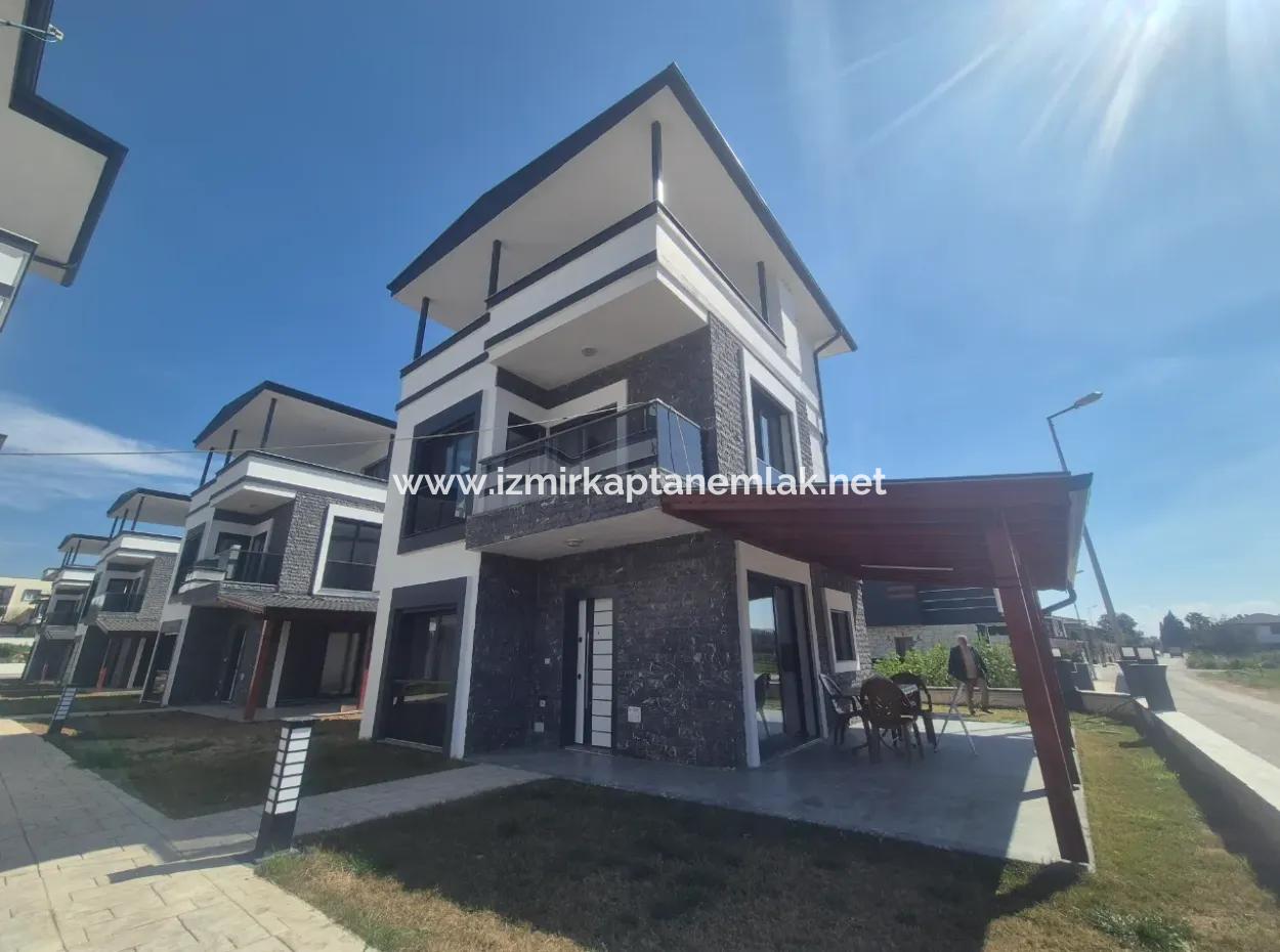 İzmir Seferihisar Cumhuriyet Mah.havuzlu Site İçinde 3+1 Satılık Yazlık