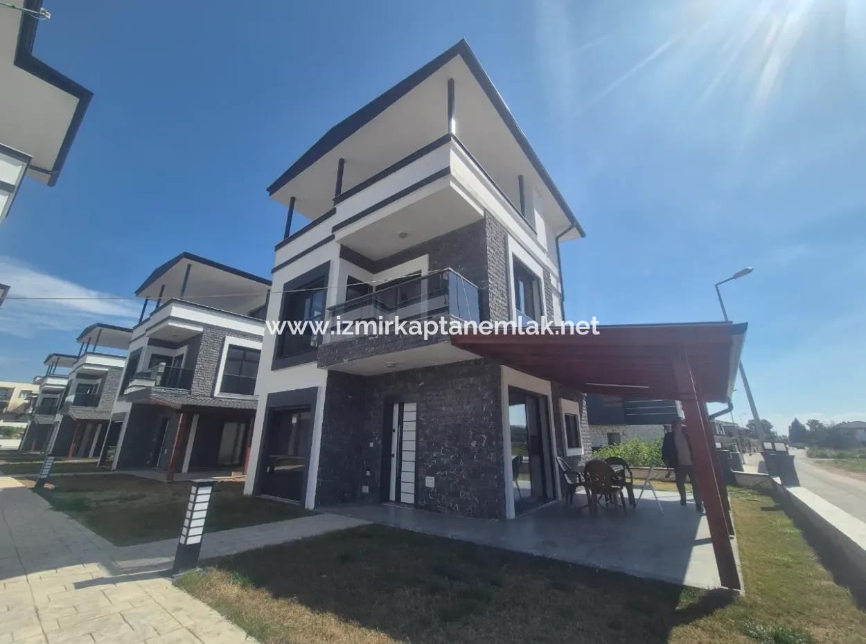 İzmir Seferihisar Cumhuriyet Mah.havuzlu Site İçinde 3+1 Satılık Yazlık