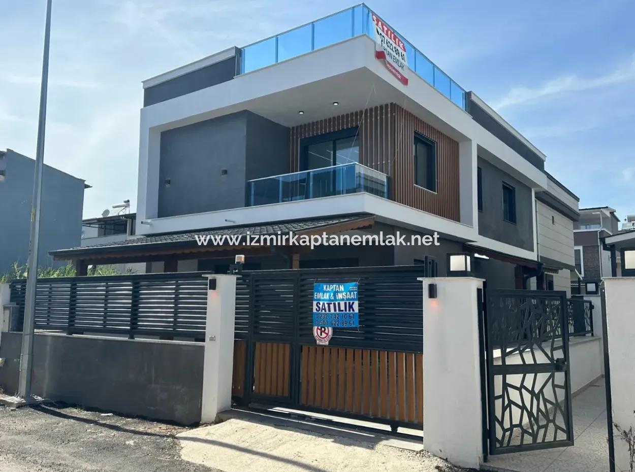 İzmir Seferihisar Payamlı Mah.de 3+1 Denize 400 Mt Ultra Lüks Satılık Yazlık