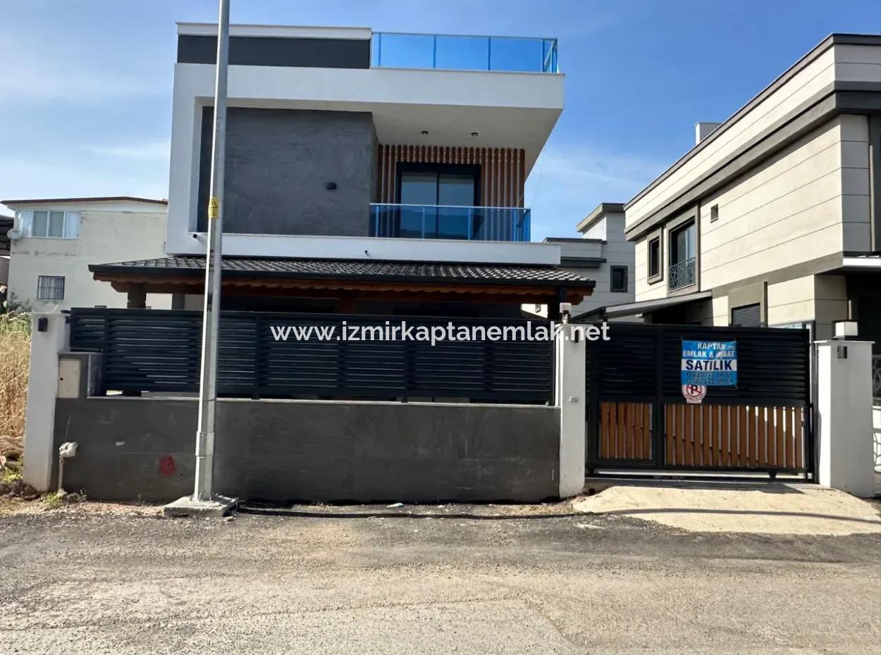 İzmir Seferihisar Payamlı Mah.de 3+1 Denize 400 Mt Ultra Lüks Satılık Yazlık