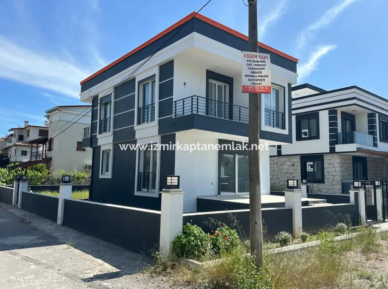 İzmir Seferihisar Cumhuriyet Mah De 300 M2 Arsa İçinde Müstakil Villa
