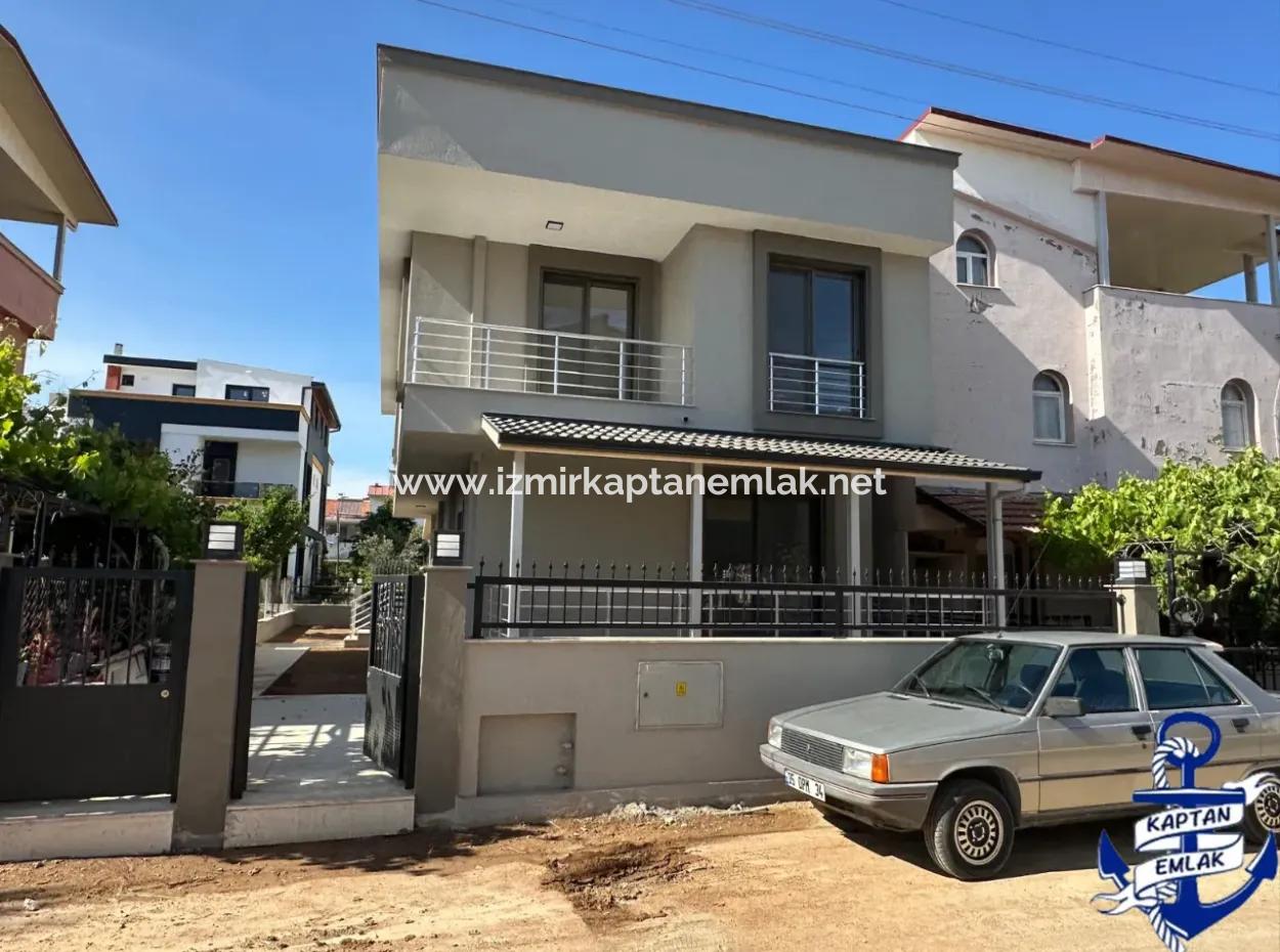İzmir Seferihisar Payamlı Mah De Denize 500 Mt Satılık 2+1 Yazlık