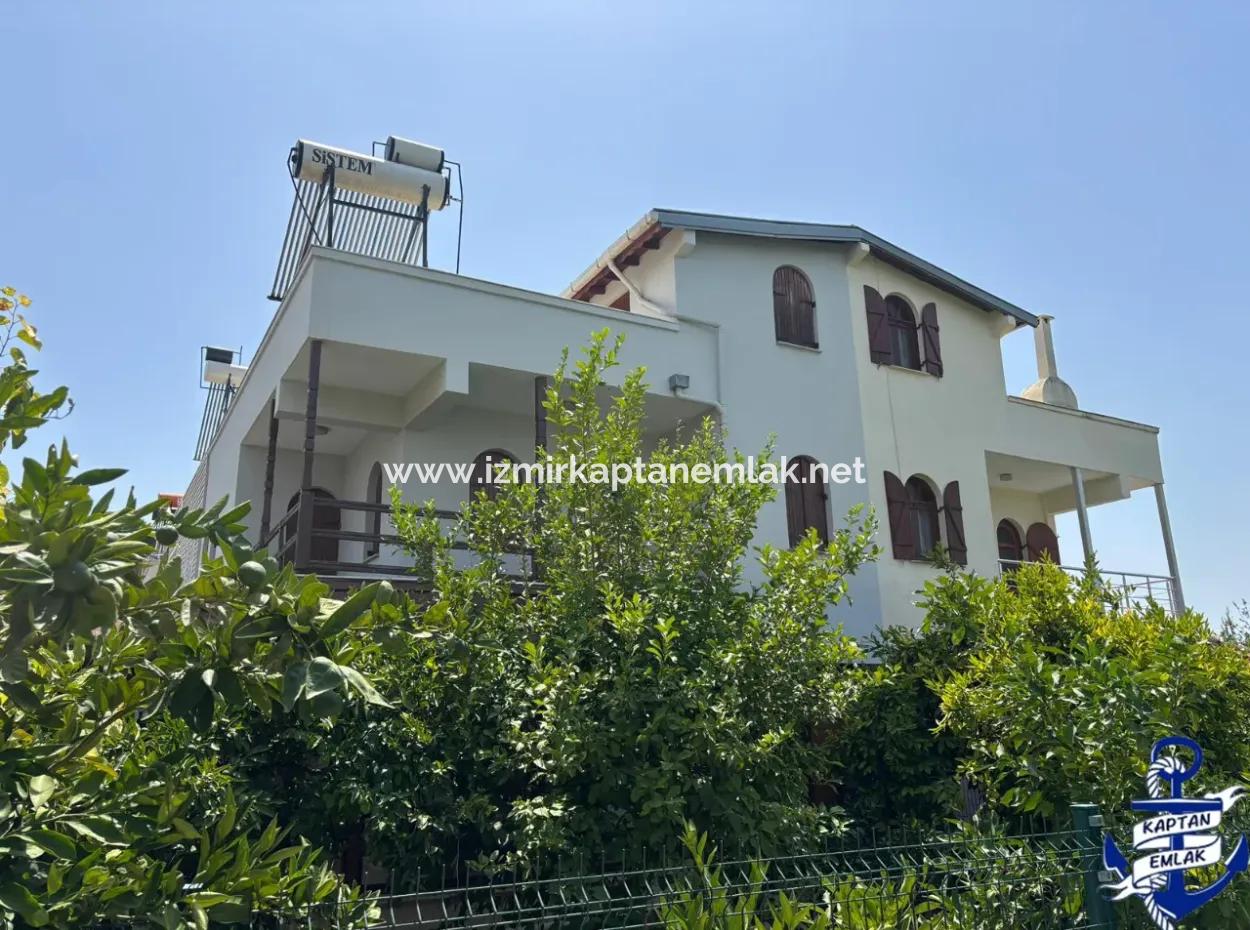 İzmir Seferihisar Bengiler 4+1 Satılık Bahçeli Havuzlu Yazlık